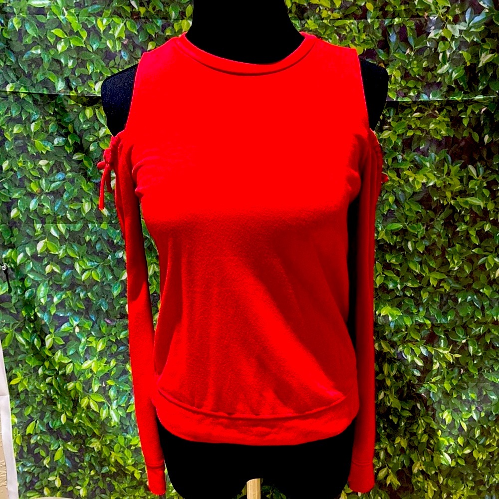 A fitted shoulder less long sleeve shirt from FOREVER 21